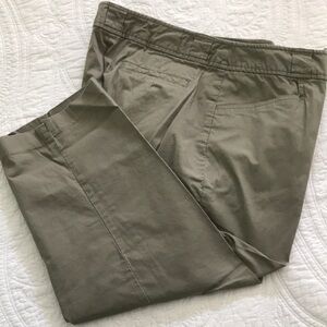 Basic Editions women’s Capri pants size 14. Olive green